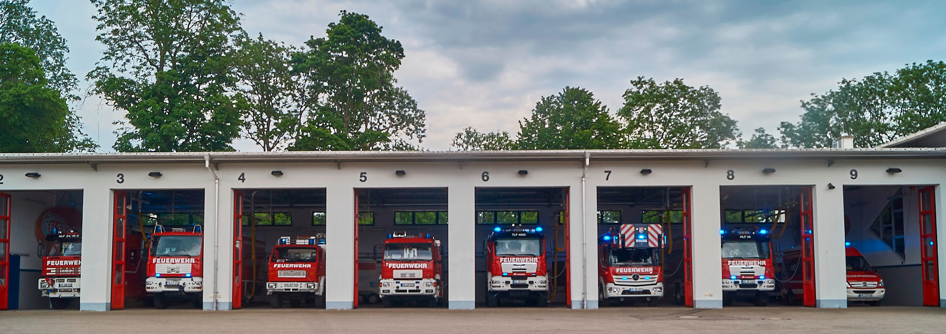 Fahrzeughalle der Feuerwehr St. Georgen mit offenen Toren